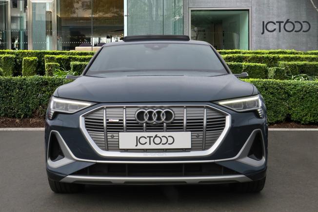 AUDI e-tron Photo 4