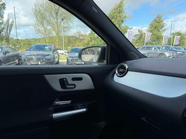 MERCEDES-BENZ GLA Photo 32