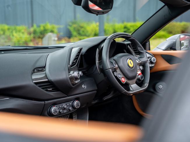 FERRARI 488 Spider Photo 21