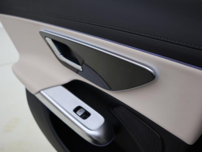 MERCEDES-BENZ E Class Photo 22