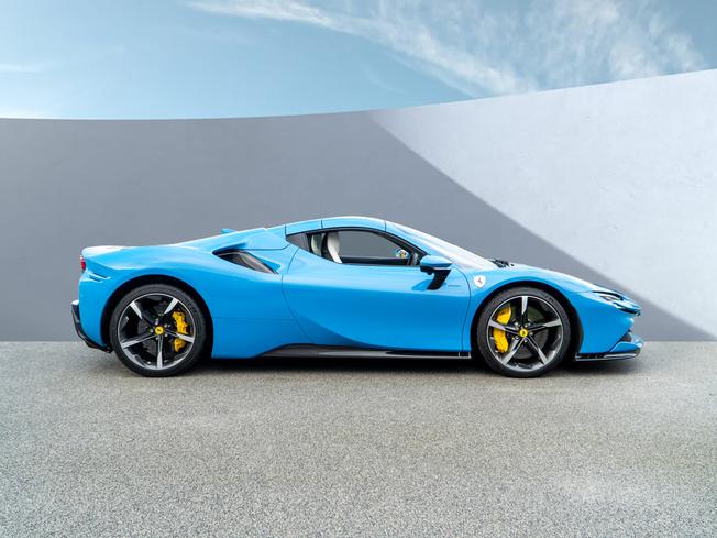 FERRARI SF90 Spider Photo 11