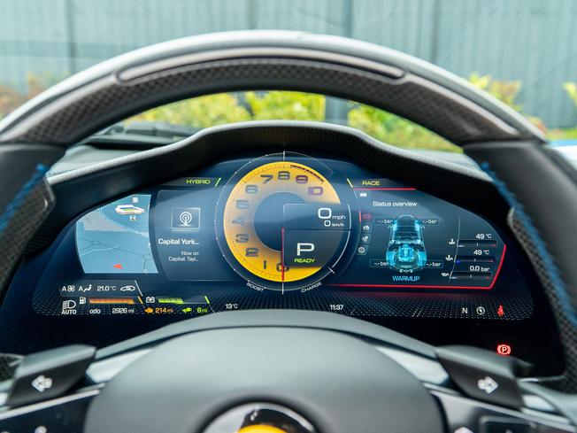 FERRARI SF90 Spider Photo 12