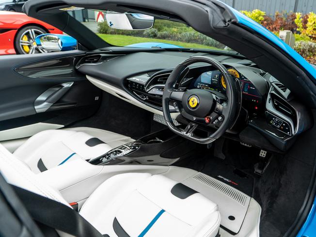 FERRARI SF90 Spider Photo 17