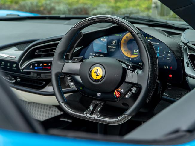 FERRARI SF90 Spider Photo 19