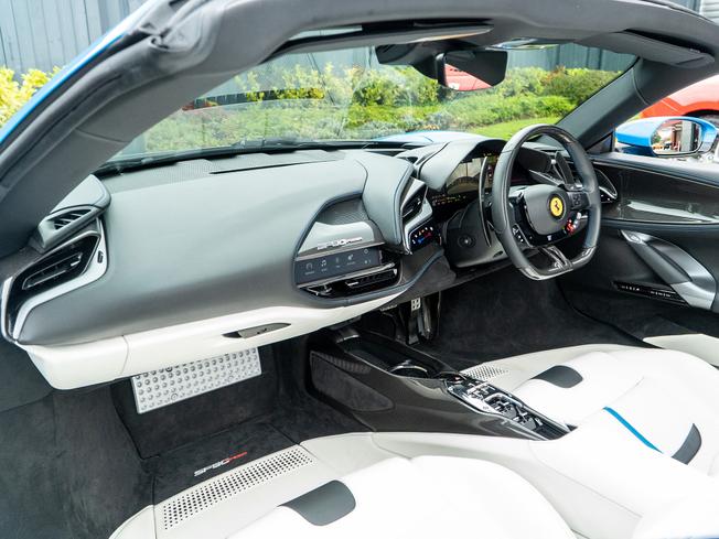 FERRARI SF90 Spider Photo 23