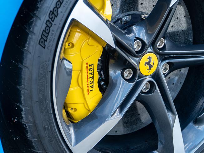 FERRARI SF90 Spider Photo 43