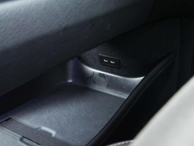 MERCEDES-BENZ Eqs Photo 33