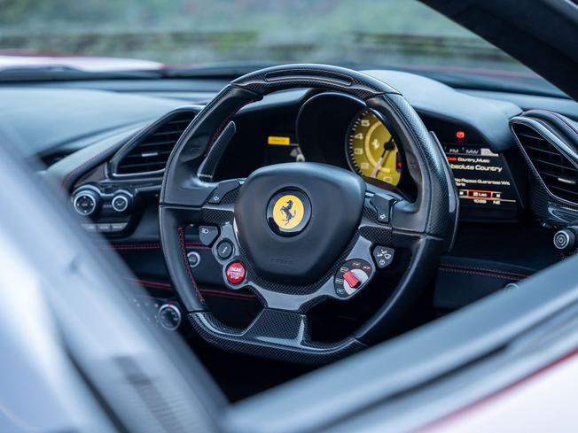 FERRARI 488 Spider Photo 32