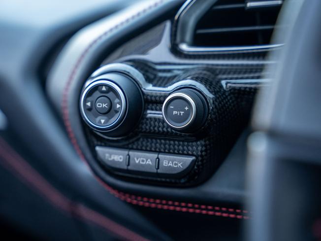 FERRARI 488 Spider Photo 34