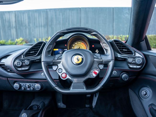 FERRARI 488 Spider Photo 43