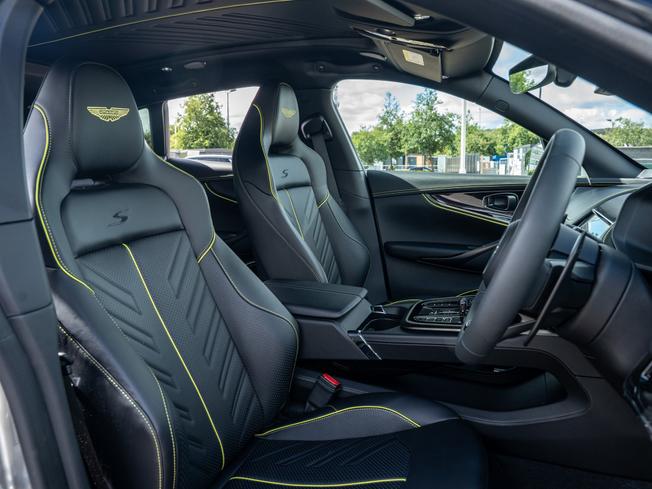 ASTON MARTIN Dbx Photo 11
