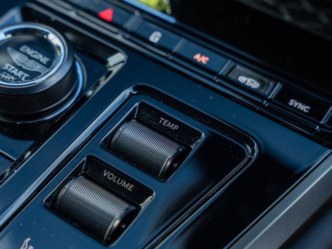 ASTON MARTIN Dbx Photo 13