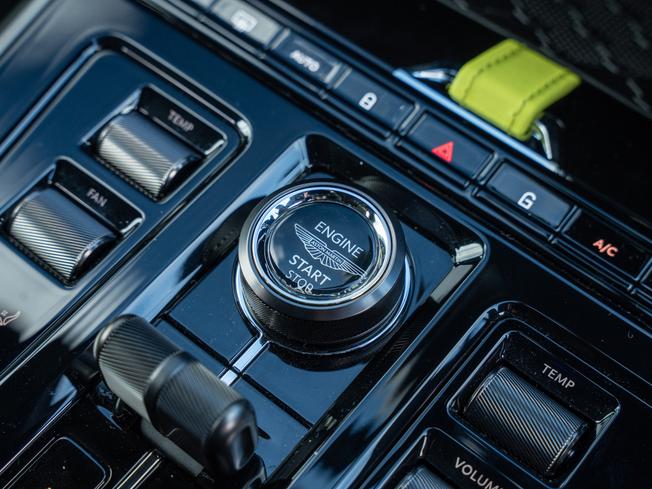 ASTON MARTIN Dbx Photo 14
