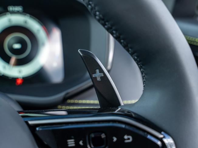 ASTON MARTIN Dbx Photo 16