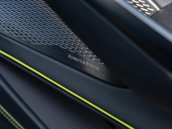 ASTON MARTIN Dbx Photo 17