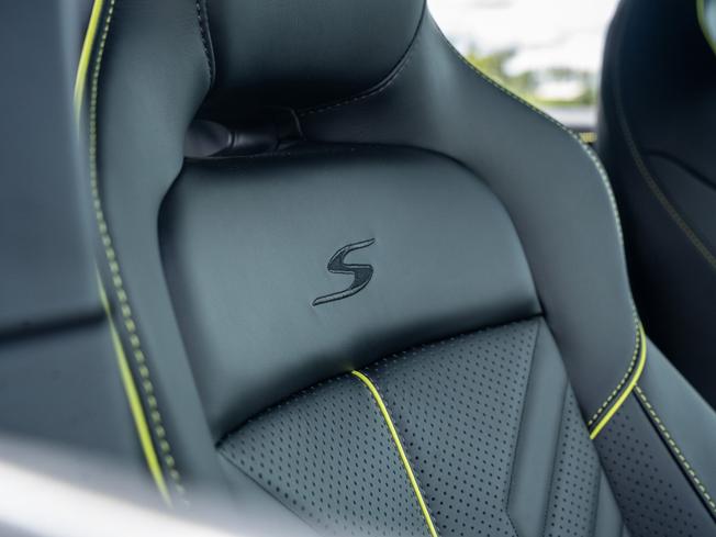 ASTON MARTIN Dbx Photo 19