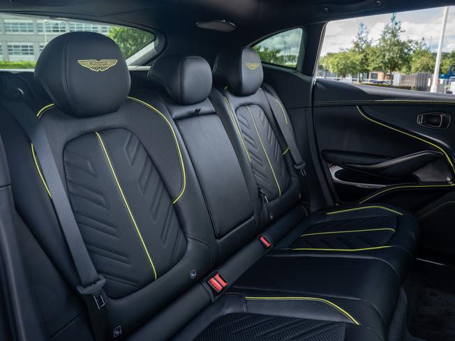 ASTON MARTIN Dbx Photo 20
