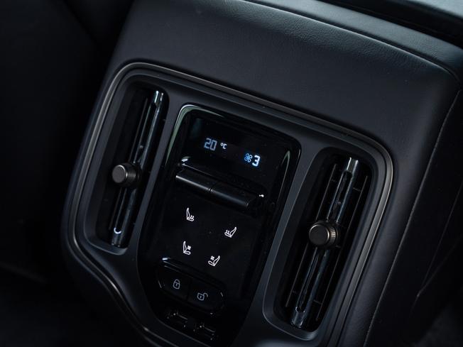 ASTON MARTIN Dbx Photo 22
