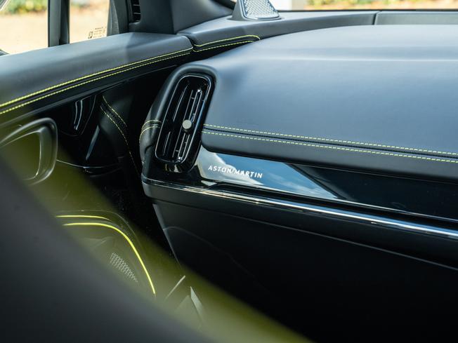 ASTON MARTIN Dbx Photo 23