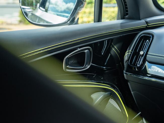 ASTON MARTIN Dbx Photo 24