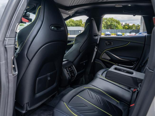 ASTON MARTIN Dbx Photo 25