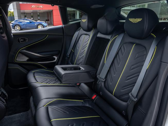 ASTON MARTIN Dbx Photo 26