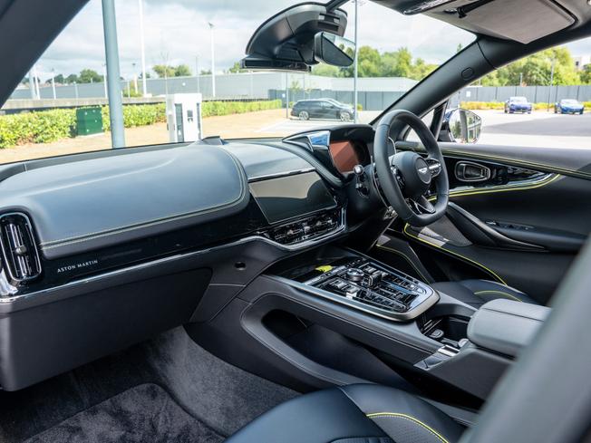 ASTON MARTIN Dbx Photo 27