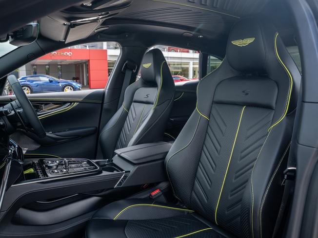ASTON MARTIN Dbx Photo 28