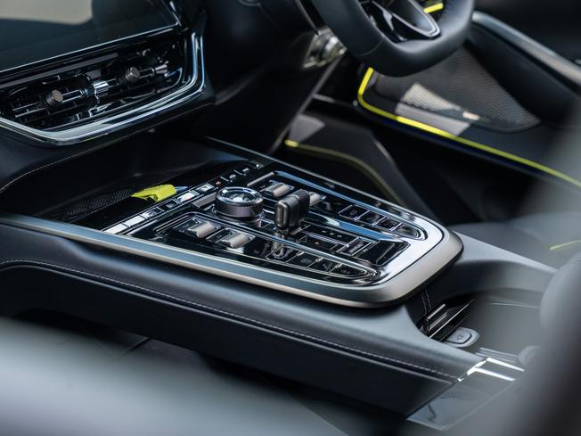 ASTON MARTIN Dbx Photo 29