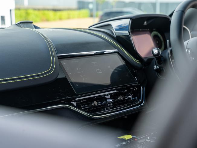 ASTON MARTIN Dbx Photo 30