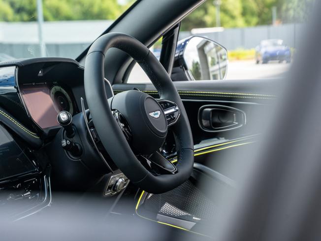 ASTON MARTIN Dbx Photo 31