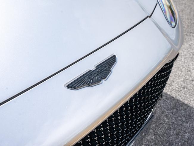 ASTON MARTIN Dbx Photo 34
