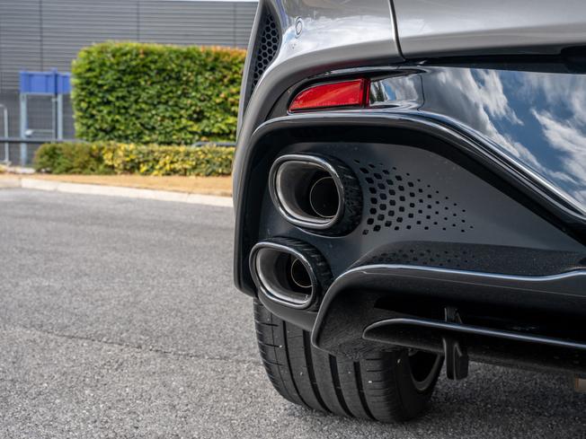 ASTON MARTIN Dbx Photo 37