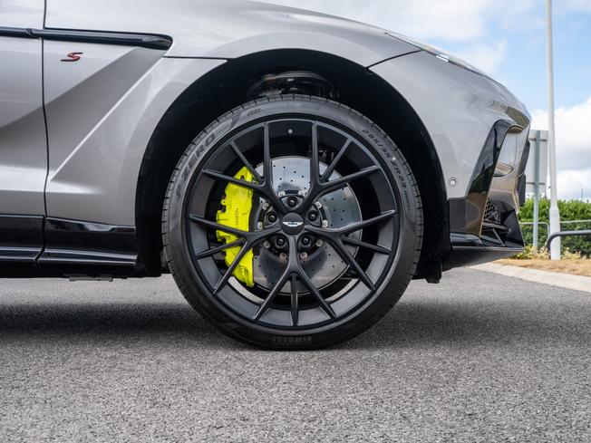 ASTON MARTIN Dbx Photo 4