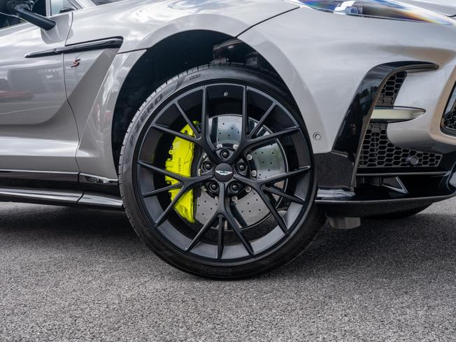 ASTON MARTIN Dbx Photo 42