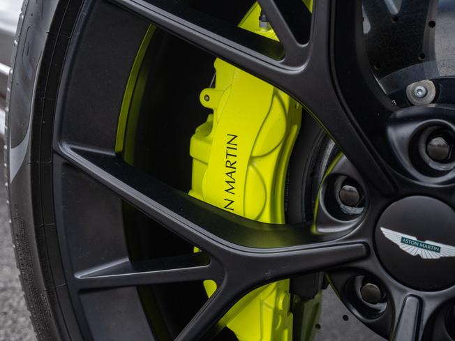 ASTON MARTIN Dbx Photo 43