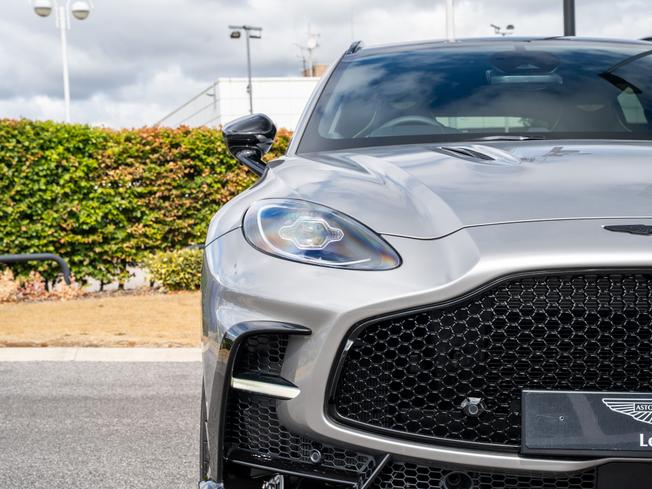 ASTON MARTIN Dbx Photo 44