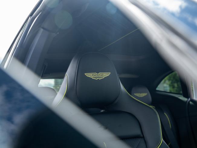 ASTON MARTIN Dbx Photo 5