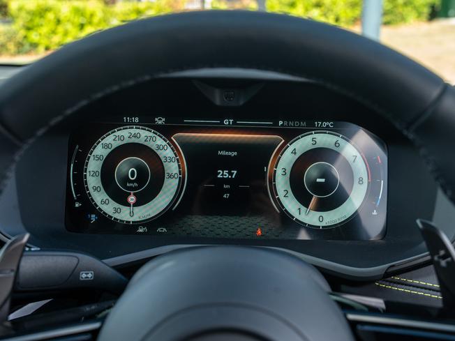 ASTON MARTIN Dbx Photo 6