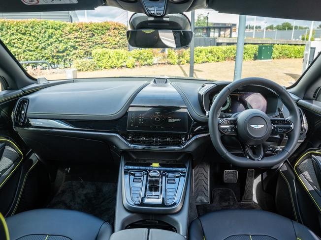 ASTON MARTIN Dbx Photo 9