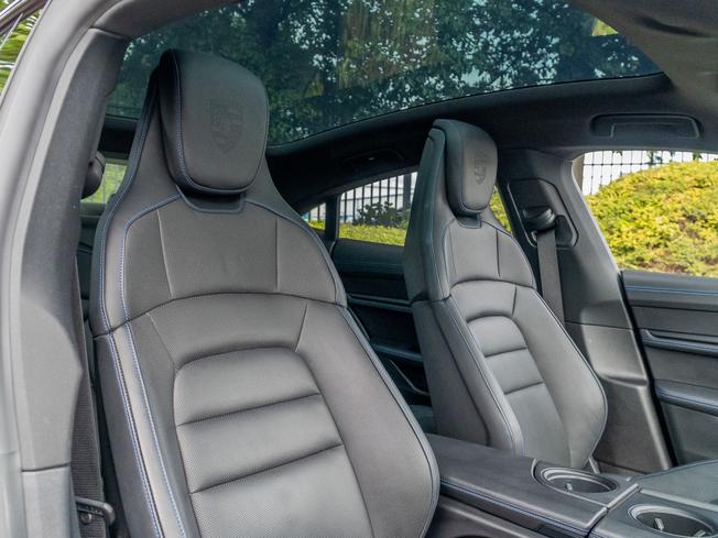 PORSCHE Taycan Photo 10