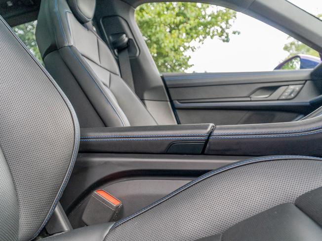 PORSCHE Taycan Photo 11