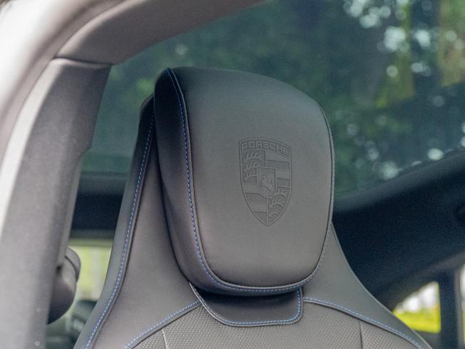 PORSCHE Taycan Photo 14