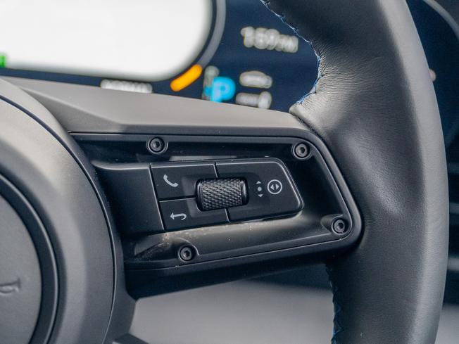PORSCHE Taycan Photo 18
