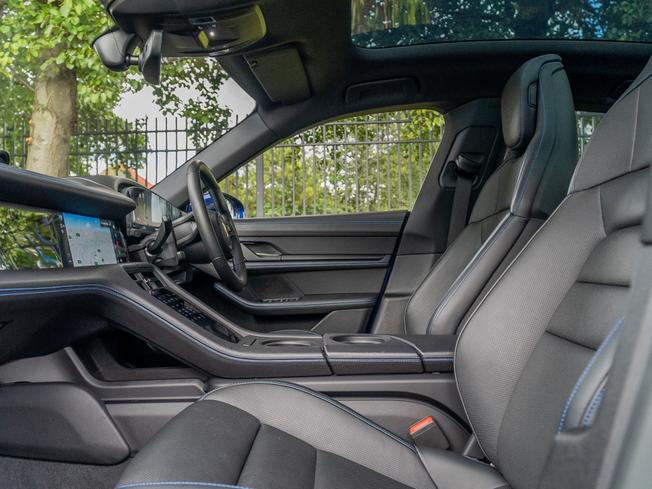 PORSCHE Taycan Photo 3