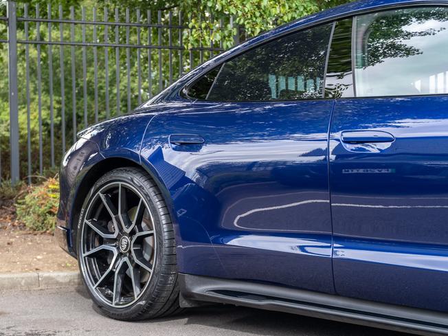 PORSCHE Taycan Photo 33