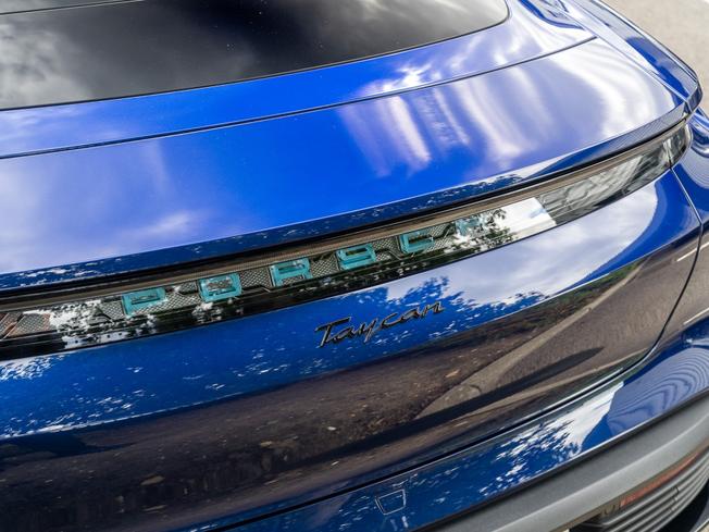 PORSCHE Taycan Photo 38