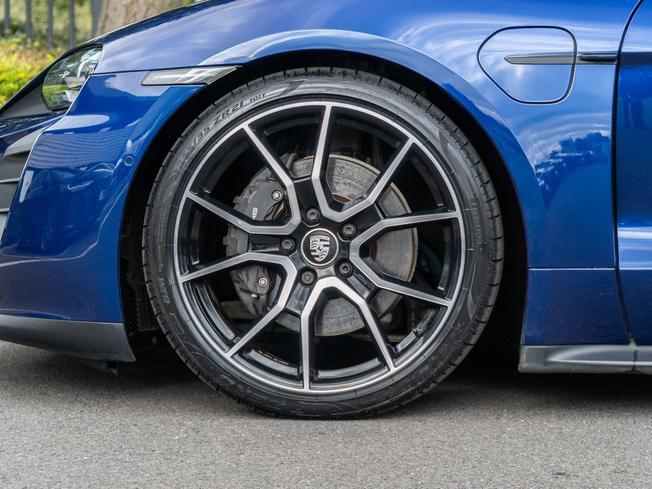 PORSCHE Taycan Photo 4