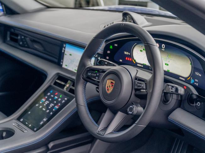 PORSCHE Taycan Photo 8
