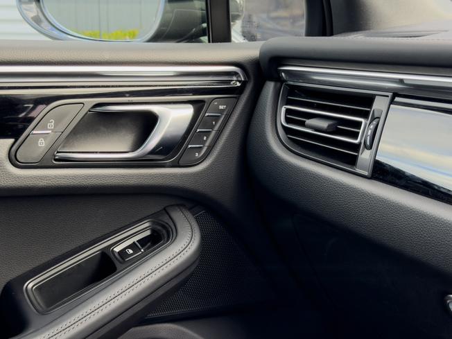 PORSCHE Macan Photo 17
